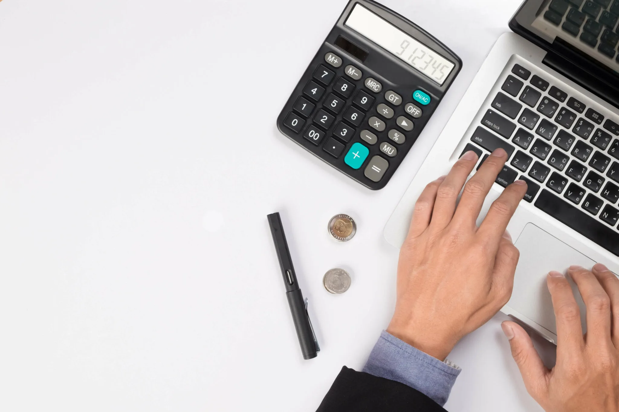 Calculadora y personas haciendo cuentas para comprar vivienda en Colombia