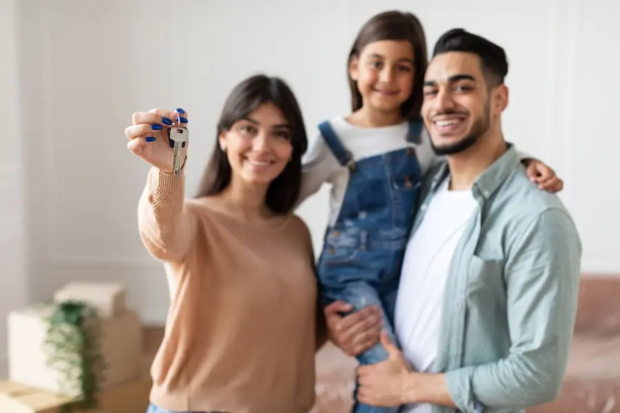 Familia española planeando comprar casa en Colombia desde España