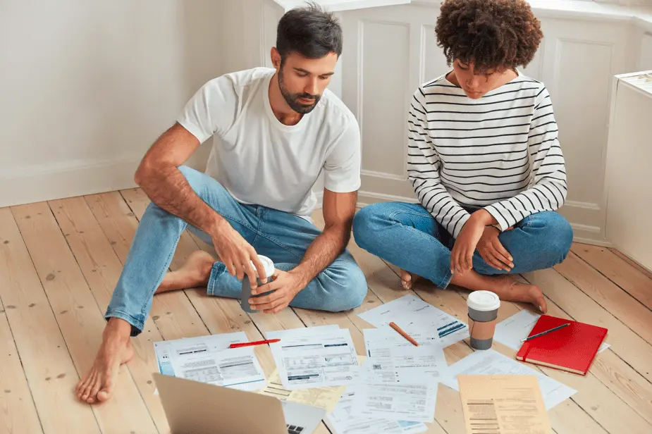 gastos compra vivienda colombia desde canadá con pareja planeando su futura inversión
