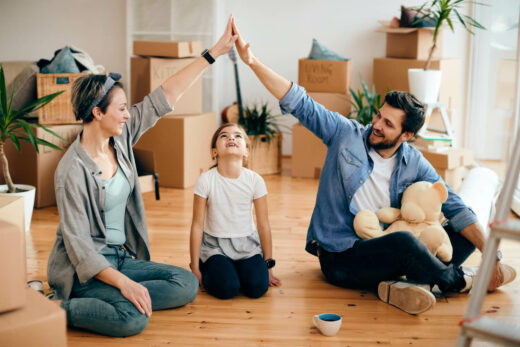 Familia feliz de comprar vivienda en Colombia